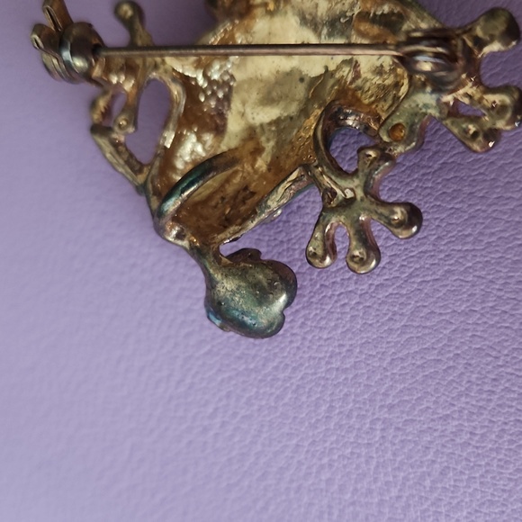 Gold frog brooch with rose - Picture 4 of 8